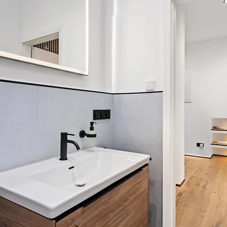 Edler Wohnraum Stadtstudio Mit Himmelbett, Weinkuehler, Balkon, Miele-kaffeevollautomat, Klima & Wlan 200 Mbps Apartmán *