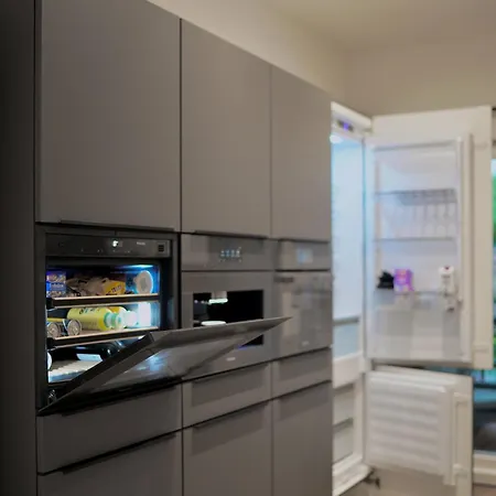 Edler Wohnraum Stadtstudio Mit Himmelbett, Weinkuehler, Balkon, Miele-kaffeevollautomat, Klima & Wlan 200 Mbps Apartmán Zwickau