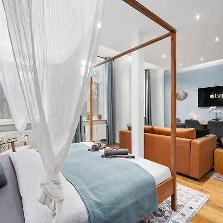 Edler Wohnraum Stadtstudio Mit Himmelbett, Weinkuehler, Balkon, Miele-kaffeevollautomat, Klima & Wlan 200 Mbps