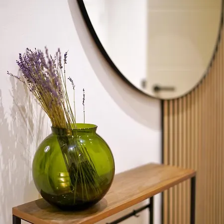 Edler Wohnraum Luxurioeses Stadtstudio Mit Balkon, Kaffeevollautomat & Klima 아파트