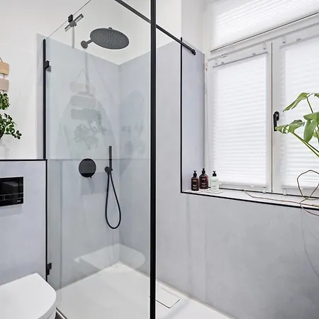 Apartmán Edler Wohnraum Stadtstudio Mit Himmelbett, Weinkuehler, Balkon, Miele-kaffeevollautomat, Klima & Wlan 200 Mbps *