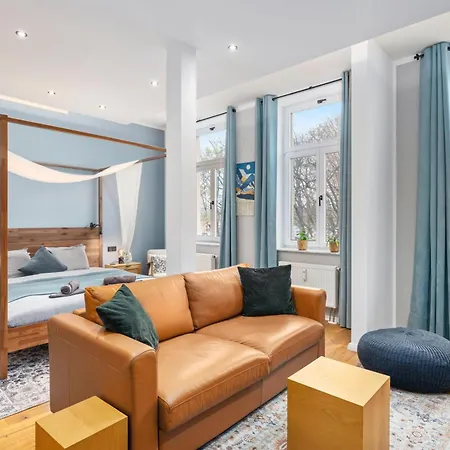 Edler Wohnraum Stadtstudio Mit Himmelbett, Weinkuehler, Balkon, Miele-kaffeevollautomat, Klima & Wlan 200 Mbps