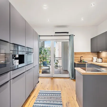 Edler Wohnraum Stadtstudio Mit Himmelbett, Weinkuehler, Balkon, Miele-kaffeevollautomat, Klima & Wlan 200 Mbps *
