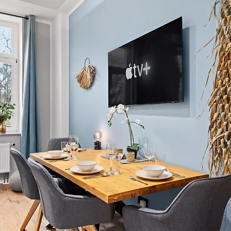 Apartmán Edler Wohnraum Stadtstudio Mit Himmelbett, Weinkuehler, Balkon, Miele-kaffeevollautomat, Klima & Wlan 200 Mbps